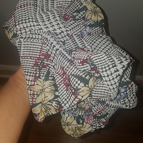 Gingham Floral Ruffle Sleeve Crop Small - Picture 7 of 7